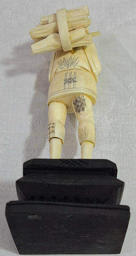 Figura Material Noble Leñador Cargando Leña (Usado)