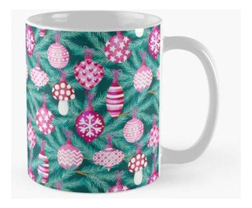 Taza Bolas De Navidad En Rosa Y Ramas Sobre Un Fondo Verde O