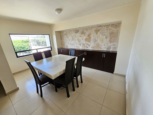 Casa En Venta En Tejeda Corregidora, 4 Habitaciones Y Jardín