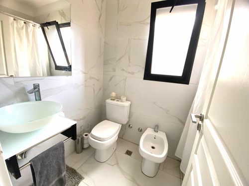 Venta De Excelente Casa. Barrio Santa Elena, Pilar Del Este