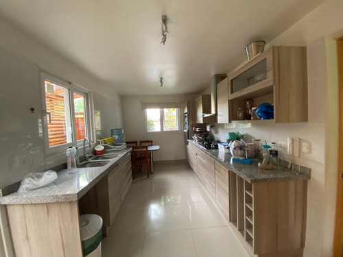 Casa Cond Los Robles 4 Dor + 4 Bañ + 4 Est + Pisci 700/140m2