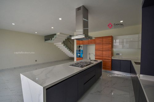 Casa De Lujo Nueva En Venta En Solares Zona Real