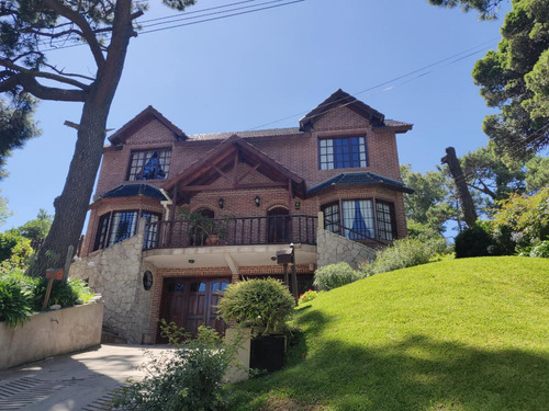 Casa En Venta - 3 Dormitorios 4 Baños 2 Cocheras - 332mts2 - Villa Gesell