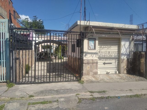- Casa En Venta En El Centro Barquisimeto R E F  2 - 3 - 5 - 2 - 2 - 3  Mehilyn Perez -