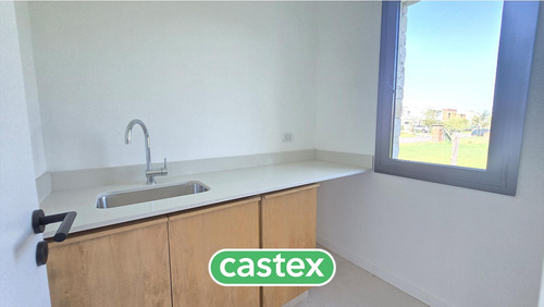 Casa A La Venta De 5 Ambientes En El Barrio Santa Ana En Villanueva.