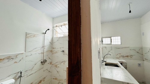 Alquiler Casa De 3 Dormitorios En Barrio Cerro Con Cochera