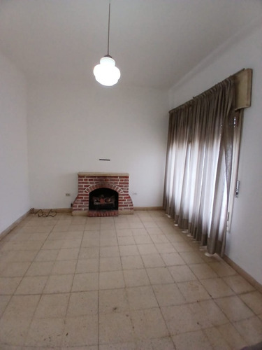 ¡tu Nuevo Hogar Ideal! Casa De 3 Dormitorios Con Amplios Espacios, Cochera Para 2 Vehículos Y 2 Patios Lista Para Escriturar