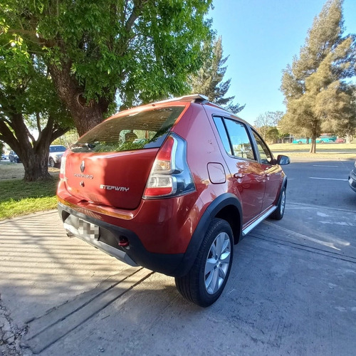 Imagen 8 de 10 de Renault Sandero Stepway Confort 1.6 2014