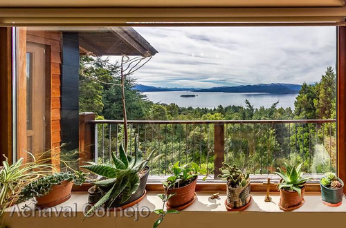 Excelente Casa En El Barrio Antu Hue Con Increíble Vista Al Lago Nahuel Huapi