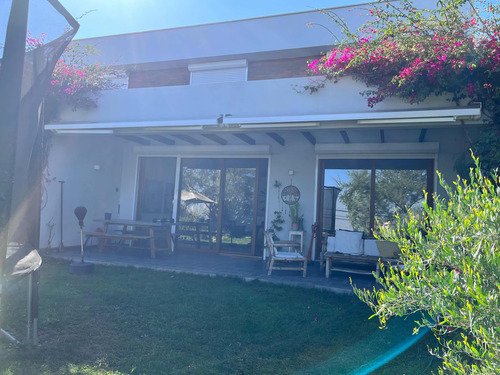 Casa En Condominio Con Excelente Vista A Santiago. 4 Dorm