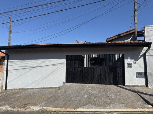 Casa Com 2 Dormitórios, Sala, Cozinha E Banheiros