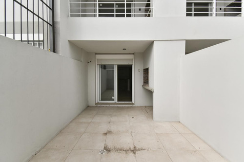 ¡apartamento Monoambiente En Venta En Buceo Con Patio Y Parrillero!