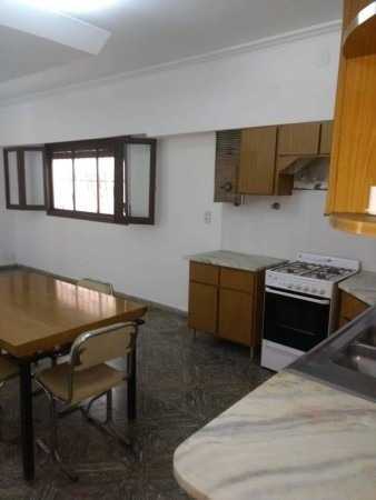 Imagen 4 de 10 de Casa Interna Con Locales