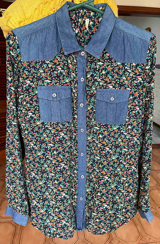 Camisa De Jeans Combinada Con Tela Floreada Talle L