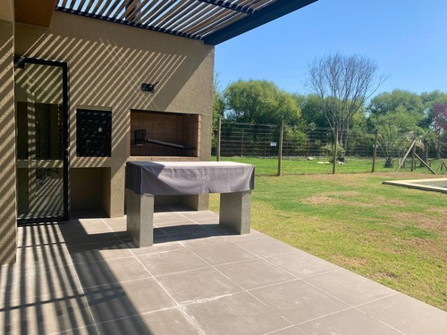 Imagen 2 de 16 de Casa A Estrenar En Barrio Privado. 3 Dorm + Escritorio. Fondo Con Vista Al Lago, Piscina Y Parrillero