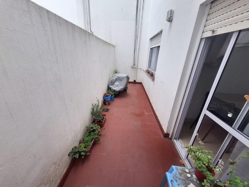 Ph En Planta Baja De Tres Ambientes Con Patio. Chacabuco 3700