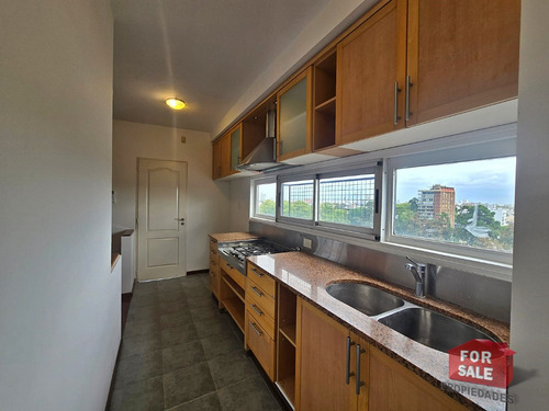 Extraordinario Piso De 3 Ambientes Con Dependencia, Cochera Y Balcón