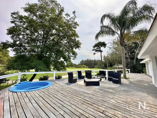 Casa De Tres Dormitorios Y Servicio En Venta, Golf, Punta Del Este