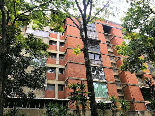 Apartamento En Venta Remodelado, Urb. Chuao.
