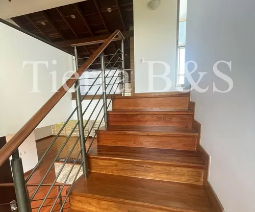 Lujosa Residencia: Confort Y Elegancia Por $13.900.000 Incluida Administración, San Simón