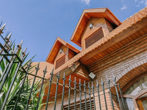 Imagen 2 de 26 de Espectacular Casa De Categoría En Lo Mejor De Adrogué Con Parque