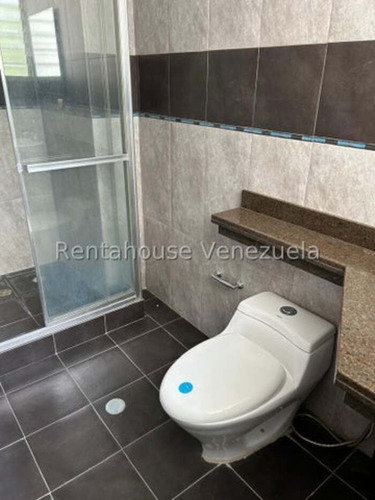 Amplio Apartamento En Alquiler. Urb. Macaracuay.