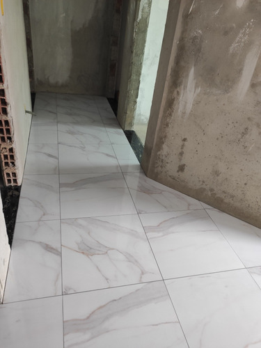 Casa Com 3 Quartos E 2 Banheiros - 100 M2 + 240m2 De Terreno