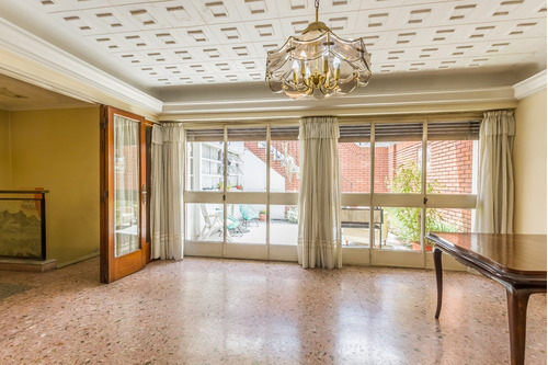 Ph En Piso Con Entrada Independiente De 3 Ambientes, Con Patio, Balcón, Cochera Y Terraza En Venta En Boedo, Caba.