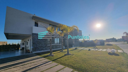 Casa En Lagos De Canning Con 4 Dormitorios Sobre Gran Lote De 940 M2