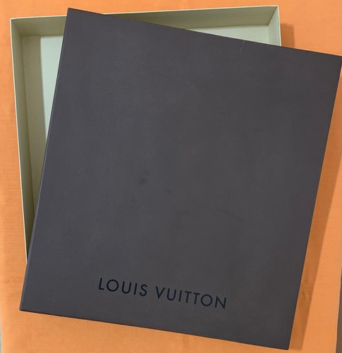 Caixa Grande Louis Vuitton. Original. Medidas: 45m X 49cm.