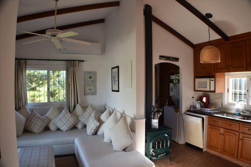 Se Vende Casa En Barrio Pinares 5 Dorm. 3 Ba. A Una Cuadra
