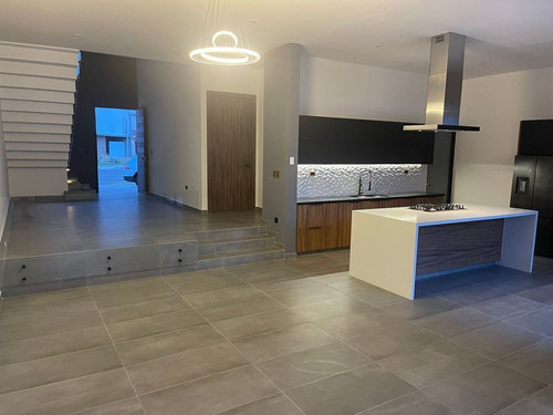 En Venta Casa En La Condesa Juriquilla, 4ta Recamara En Pb, Estudio Jardín..