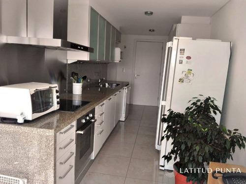 Imagen 20 de 20 de Oportunidad En Le Parc, Piso Alto, 2 Suites Más Dependencia