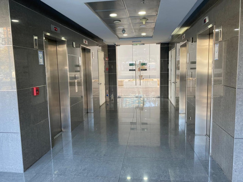 Excelente Oficina A Pasos Del Metro Manquehue