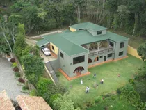 Comprar Venta De Imponente Casa De 617mts De 3 Niveles En Parcela De 10.750mts Con Un Clima De (noche 18ºc, Dia 24ºc) Arboles Frutales Y Ornamentales,planta Electrica 100%,agua De Manantial,conjunto Privado