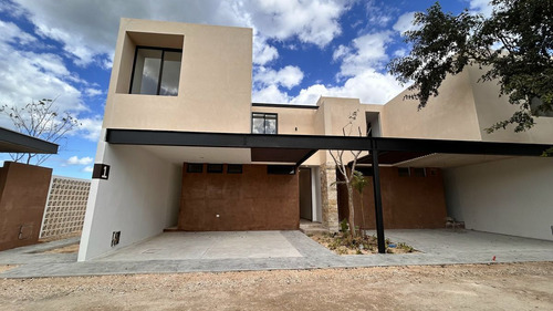 Venta De Casa Con Alberca En Temozón Norte. Mérida