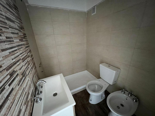 Departamento De Tres Ambientes En Venta En Sarandi