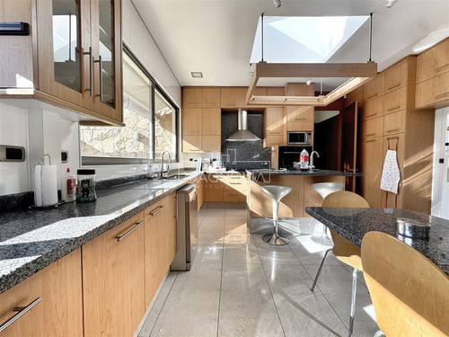 Casa En Arriendo De 7 Dorm. En Lo Barnechea