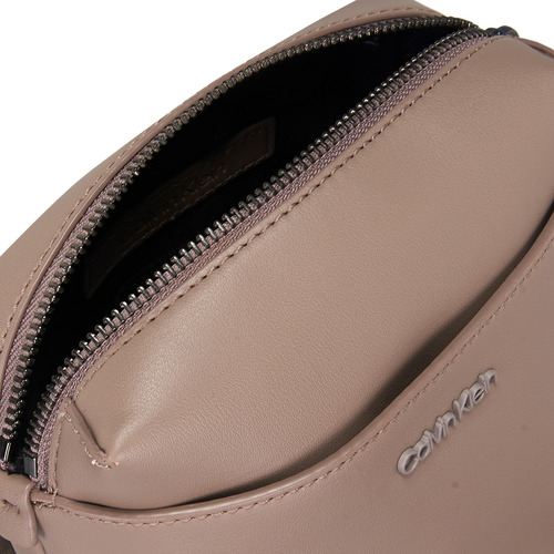 Bolsa Hombre Cierre De Cremallera Color Cinder Calvin Klein