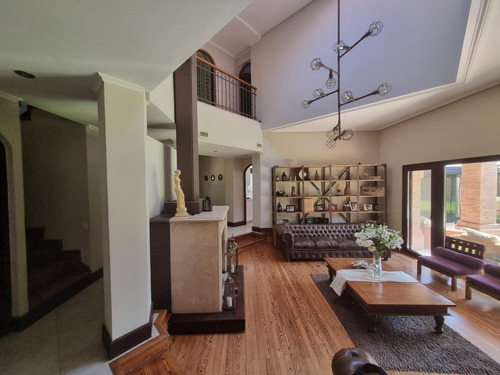 Casa De 6 Ambientes En Venta Con Cochera En Las Lomas De San Isidro