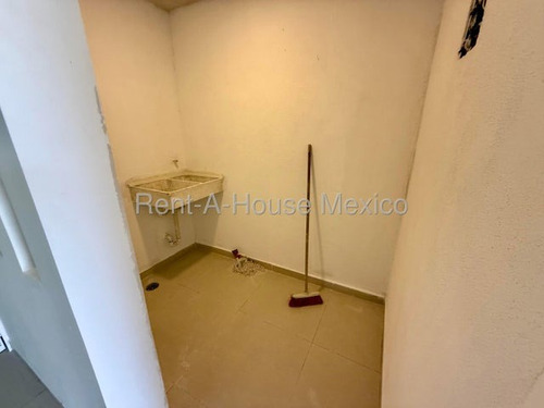 Santa Rosa Jauregui - Casa, Cuarto De Servicio, Sala De Tv, 3 Recámaras. Venta