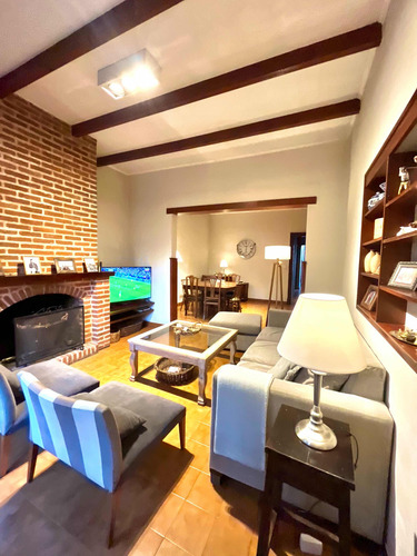 Hermosa Propiedad Al Estilo Colonial Con Excelente Ubicación