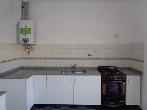 Barrio Alta Córdoba - Casa De 2 Dormitorios, Amplia Y Luminosa Con Cochera Cubierta, Cocina Comedor, 2 Baños Y Patio Con Césped