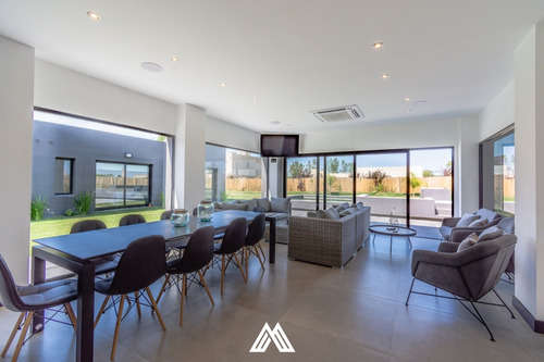 Imagen 4 de 14 de Casa En Venta De 4 Dormitorios, Piscina Y Barbacoa