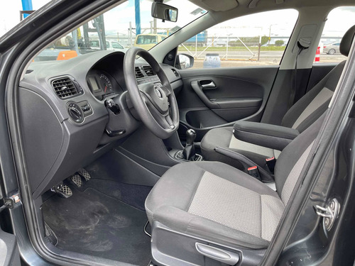 Imagen 5 de 8 de Volkswagen Vento 2017 1.6 Confortline Mt