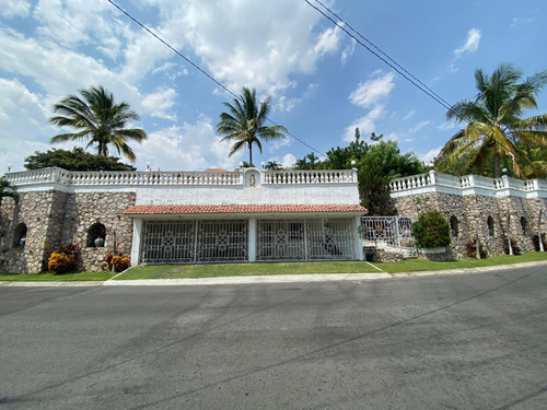 Residencia Lomas De Cocoyoc 5r 5b 4e Alberca Super Jardin