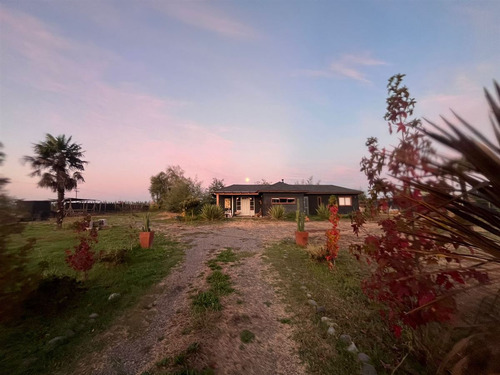 Casa En Venta De 2 Dorm. En Sagrada Familia