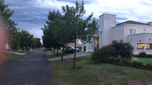 Venta Casa En Country B° San Isidro, Calle Padre Luchesse Km 2