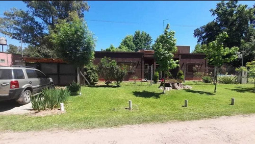 En Venta Casaquinta En La Reja Sobre Lote De 600m2. Cub 150m2en Venta Casaquinta En Barrio La Reja ~ Sobre Lote De 600m2. / Cub 150m2 F: 9445