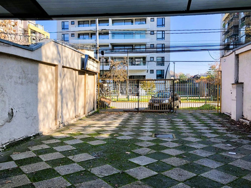 Local Con Estacionamiento Y Patio En Zona Residencial